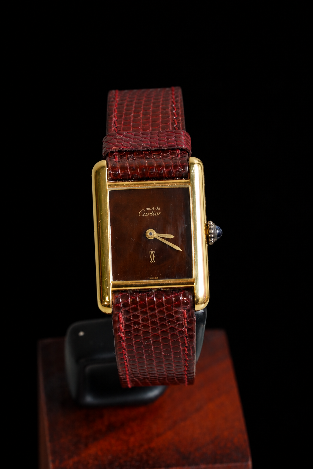 Cartier Tank Must Red wood stand